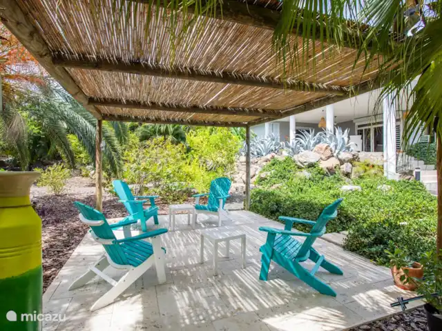 Pergola avec chaises muskoka à ombre complète